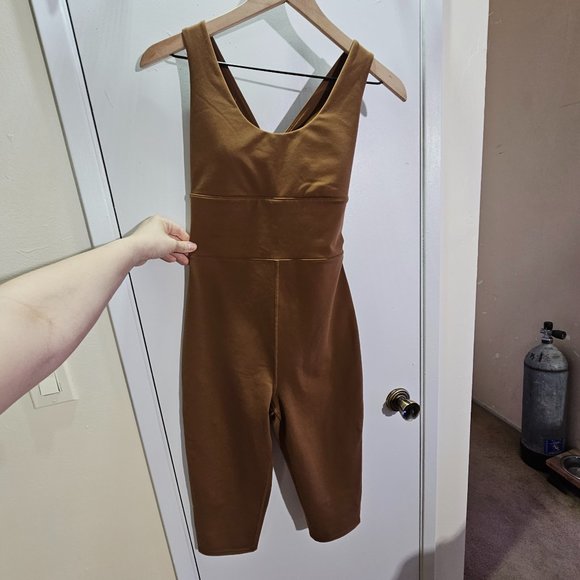 🏷️NWT ALO Yoga Airbrush Physique Capri Onesie In Cinnamon Brown - Various Sizes - Picture 6 of 15